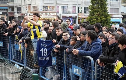 "Fenerbahçe Delegasyonu, Kayseri'de Coşkuyla Karşılandı: Taraftarlar Nefes Kesiyor!"