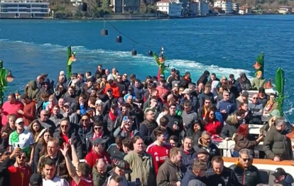 "UEFA Heyecanı: Liverpool Taraftarlarından İstanbul Boğazı'nda Renkli Gezi"